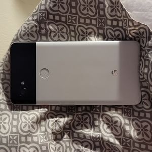 Galaxy Pixel 2 XL excellent condition with case - Unlocked